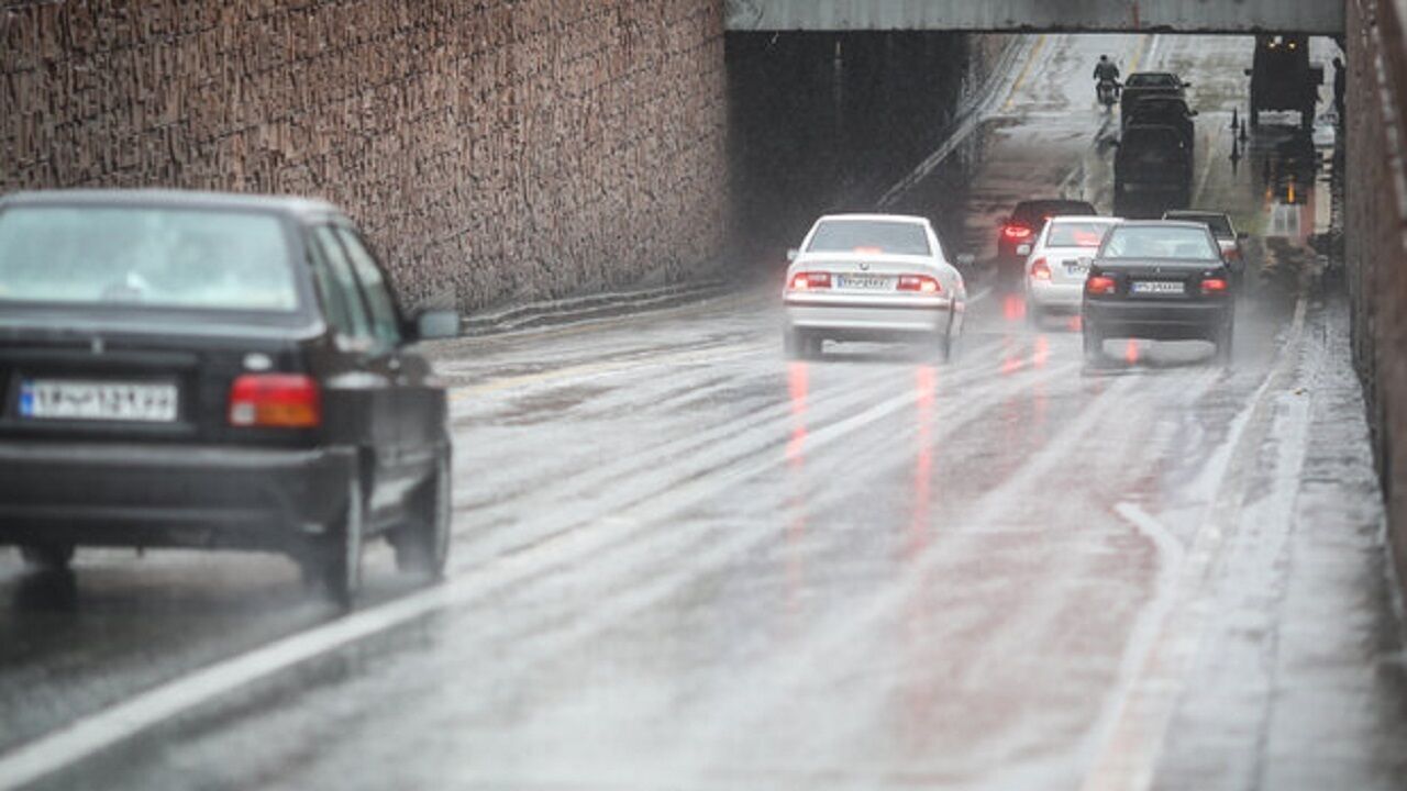 احتیاط رانندگان در بارندگیهای این روزها ضروری است احتیاط رانندگان در بارندگیهای این روزها ضروری است