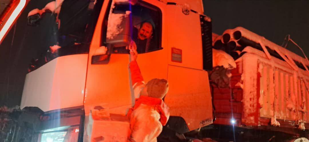 تصاویری از امدادرسانی هلال احمر به مسافران گرفتار در برف کردستان تصاویری از امدادرسانی هلال احمر به مسافران گرفتار در برف کردستان