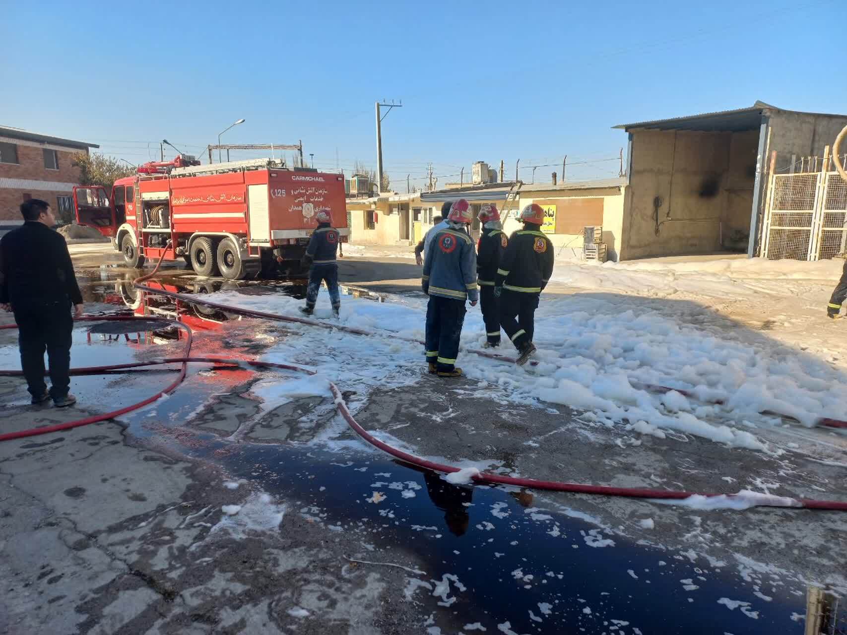 آتش‌سوزی گسترده در گاراژ ضایعاتی جاده غار علیصدر پس از پنج ساعت مهار شد